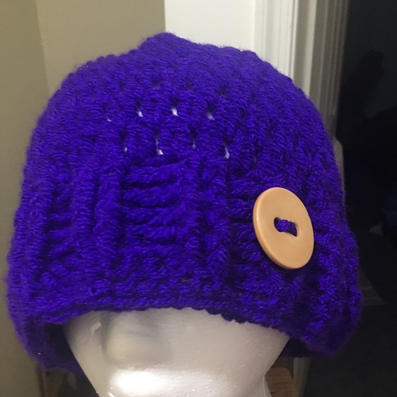 Crocheted Ribbed hat with button - Picture 2 of 2